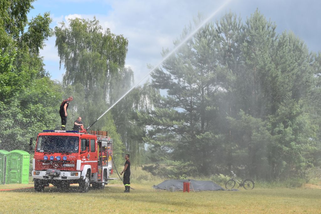 Zdjęcie wozu strażackiego i strażaków podczas "lania wody" :)
