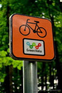 Tabliczka informująca o szlaku rowerowym Green Velo