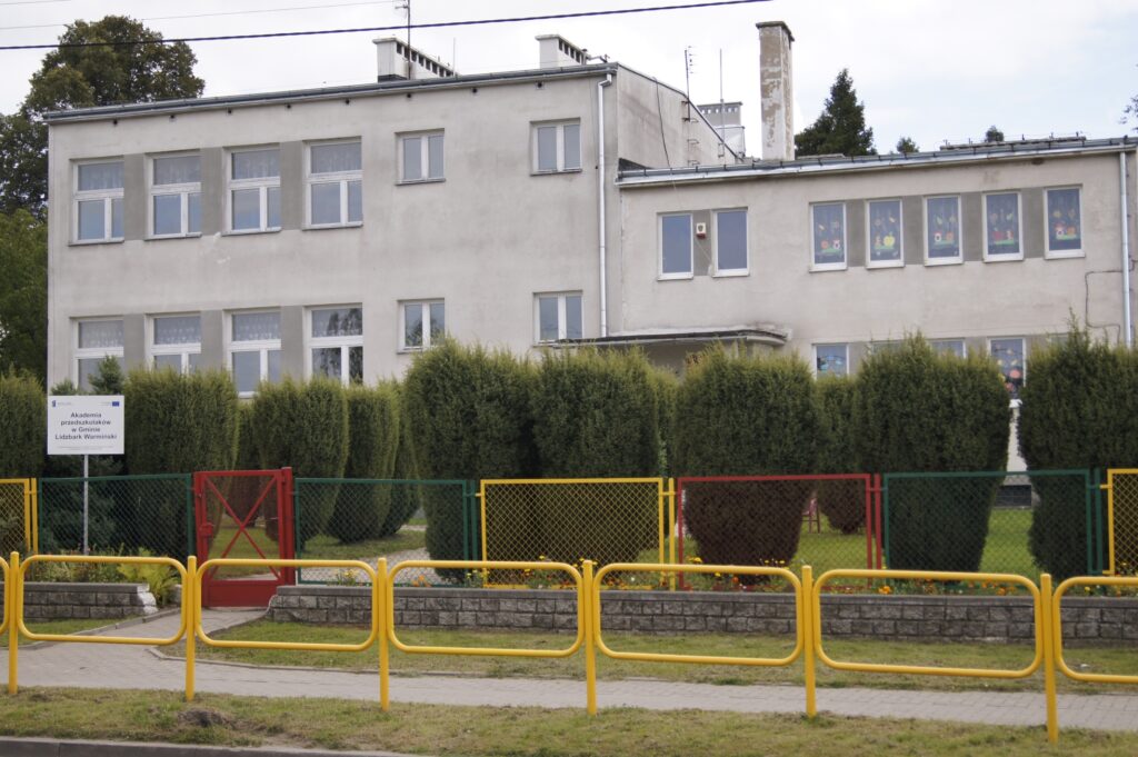 Zdjęcie budynku Szkoły Podstawowej im. Karola Wojtyły w Kraszewie