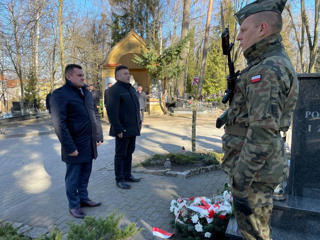 Narodowy Dzień Pamięci Żołnierzy Wyklętych w Lidzbarku Warmińskim złożenie kwiatów