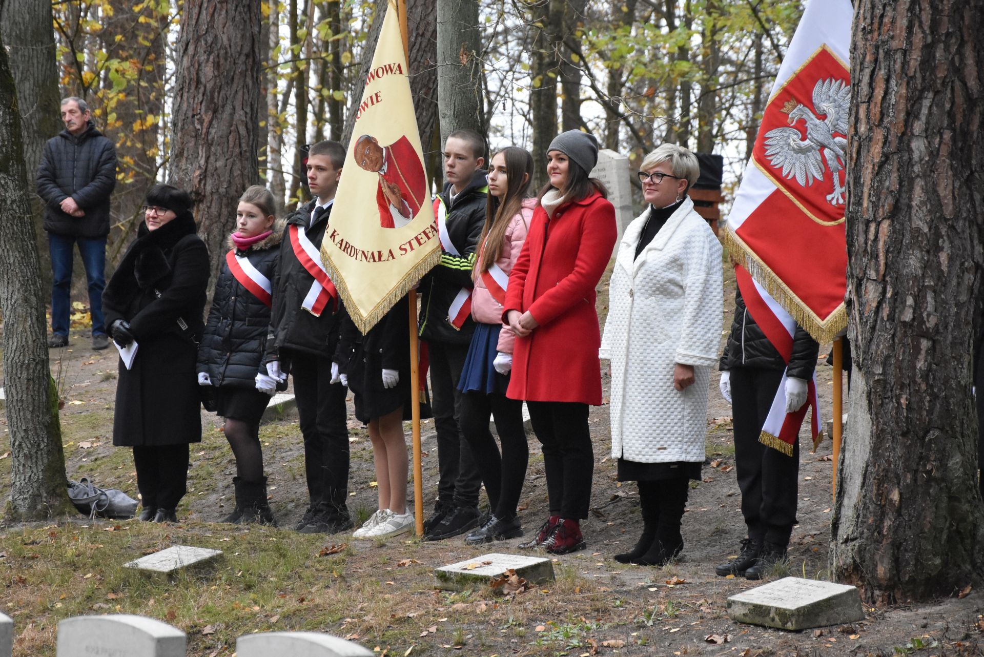 Dzień Pamięci Wspólnoty Brytyjskiej na cmentarzu w Markajmach - delegacja z SP Runowo