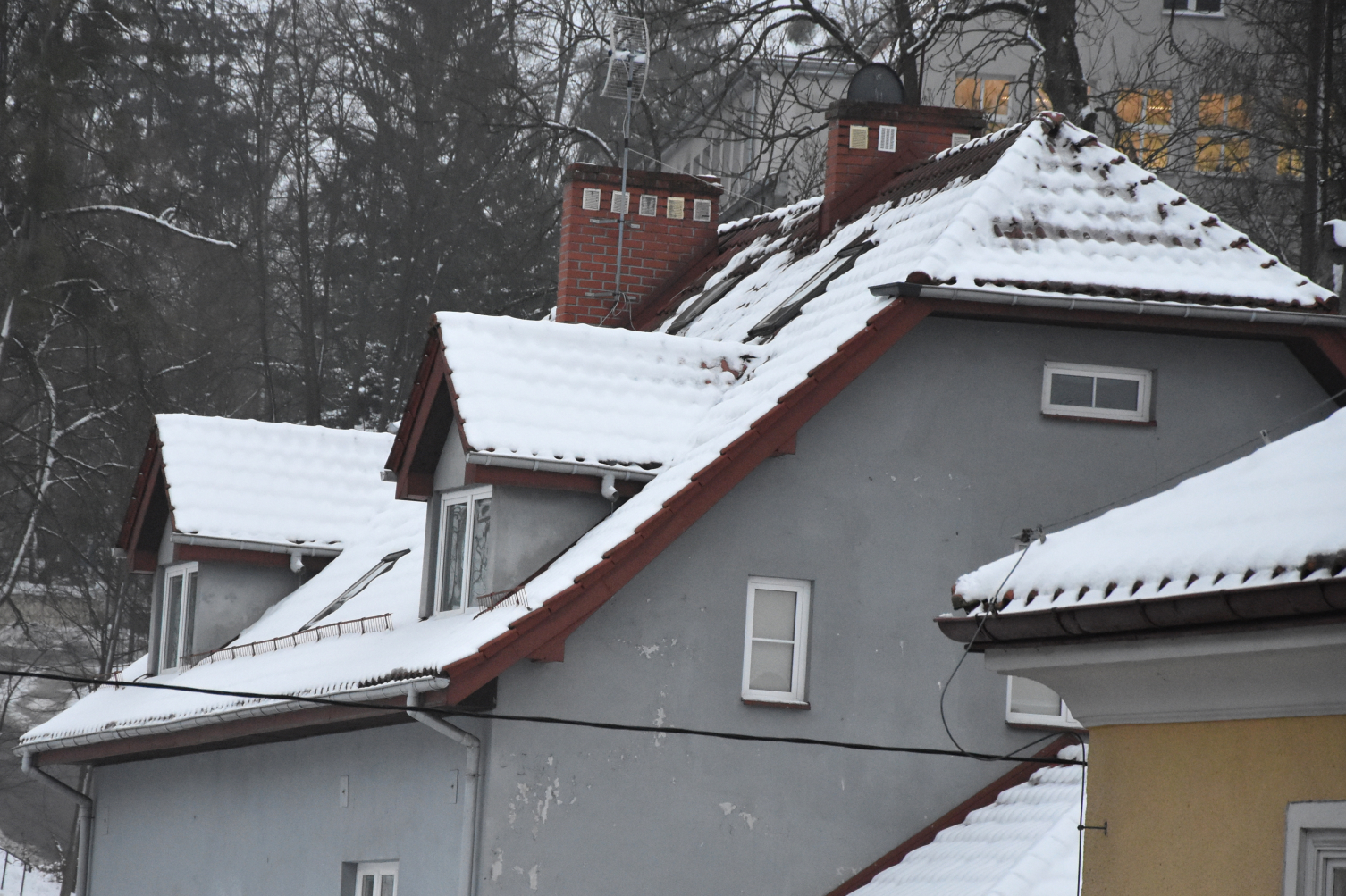 zaśnieżone dachy