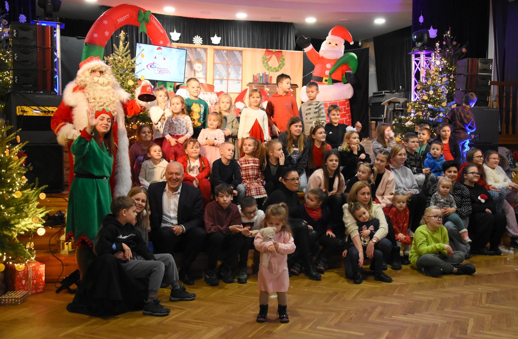 Zabawa podczas koncertu świątecznego który odbył się w Gminnym Centrum Kultury w Pilniku 13.12.2024 r.