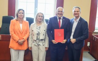 podpisanie umowy - Niebiesko - zielone Granty