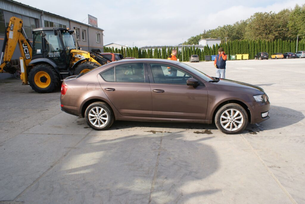 samochód osobowy SKODA OCTAVIA 