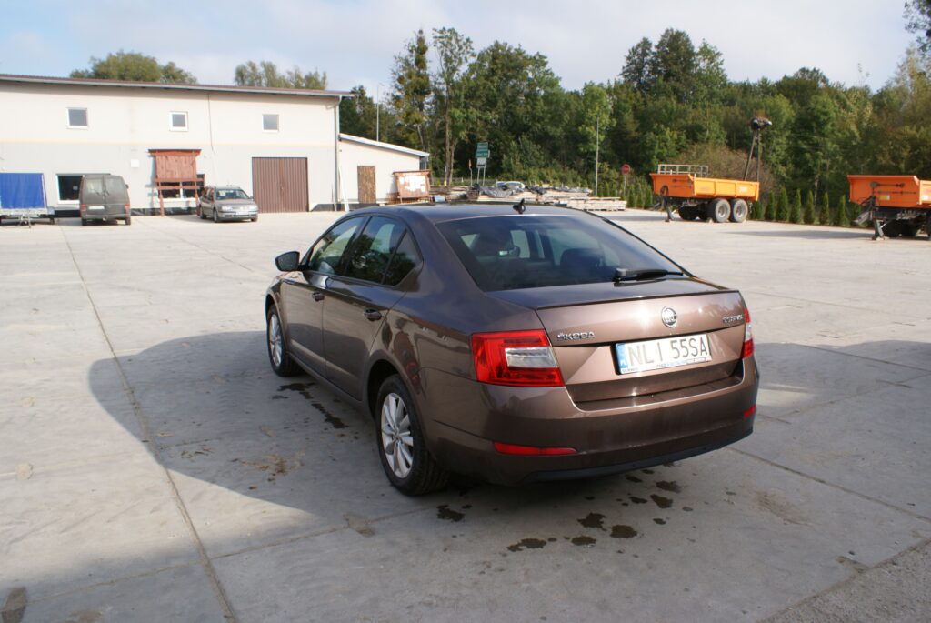 samochód osobowy SKODA OCTAVIA 