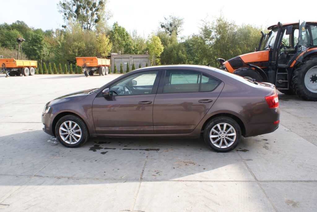 samochód osobowy SKODA OCTAVIA 