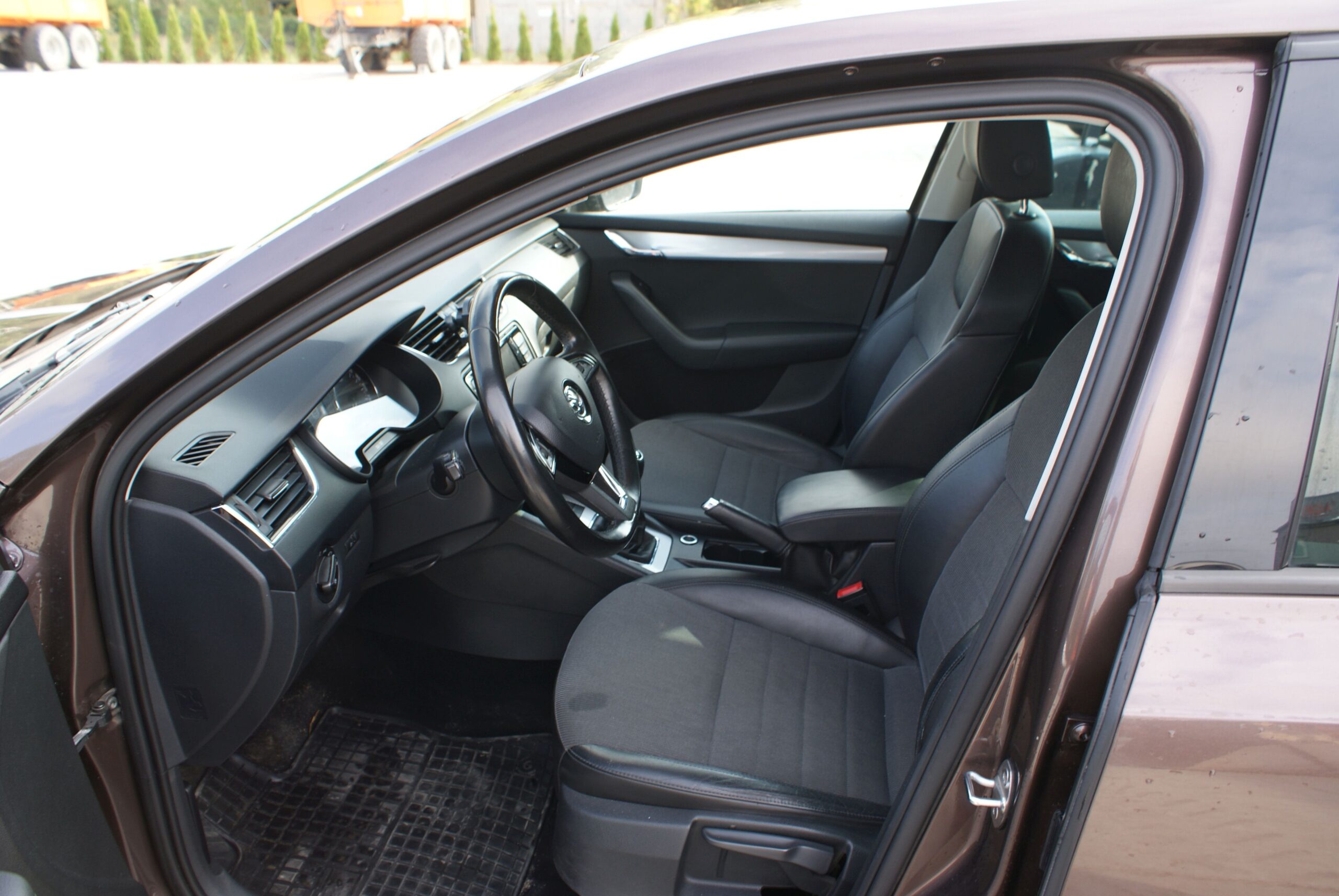 samochód osobowy SKODA OCTAVIA