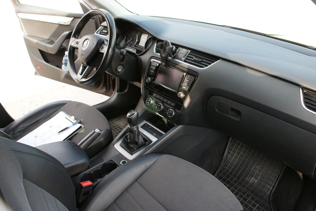 samochód osobowy SKODA OCTAVIA 